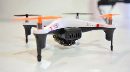 跨界創(chuàng)新還是“不務(wù)正業(yè)”？——模型廠商進(jìn)軍智能無(wú)人飛行器制造的機(jī)遇與挑戰(zhàn)